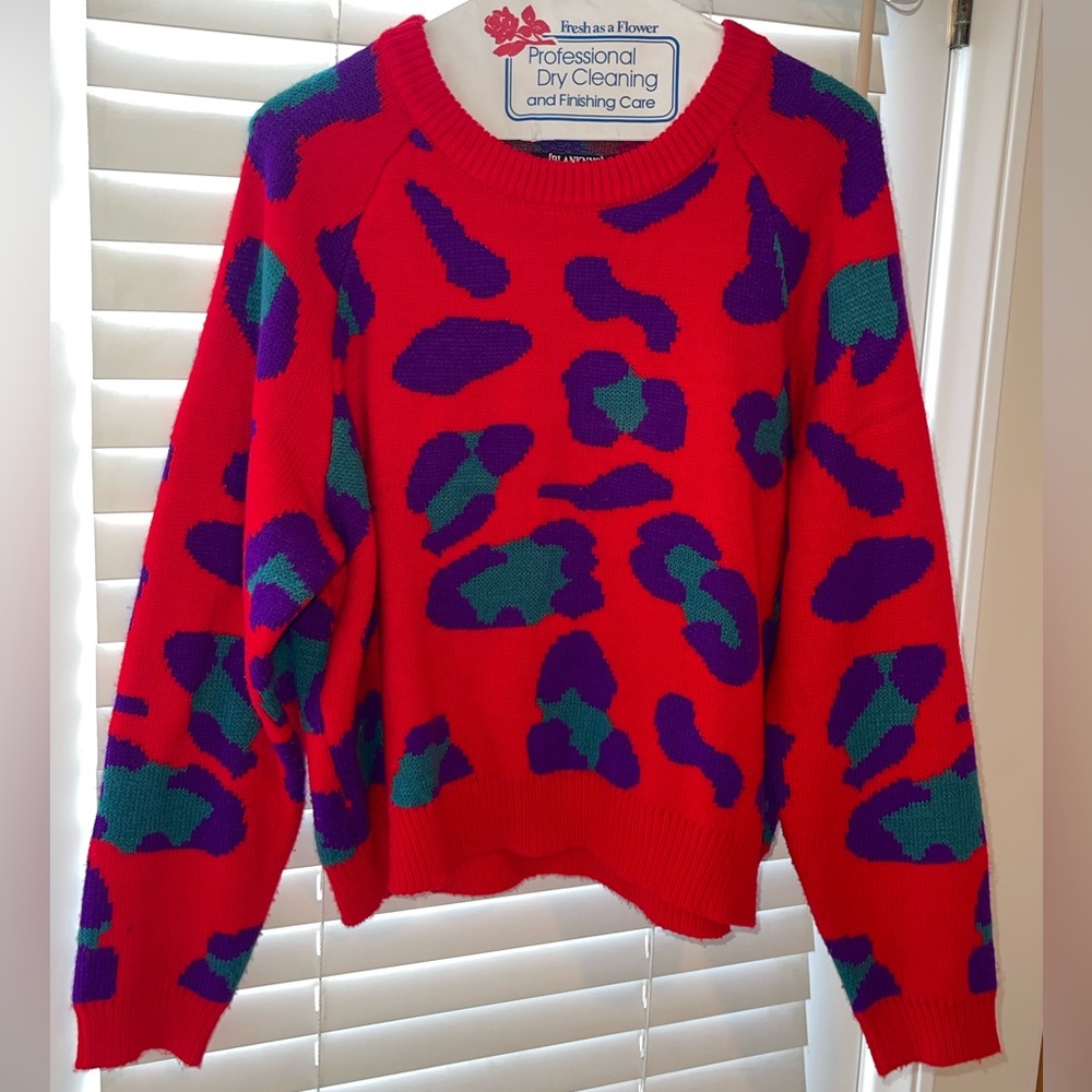Colorful cheetah print sweater, perfect condition, comfortable and very soft